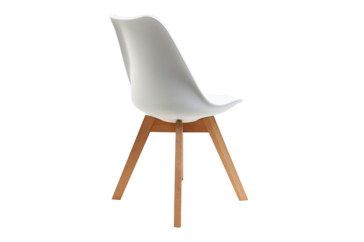Chaise blanche vue de dos avec pieds en bois clair.