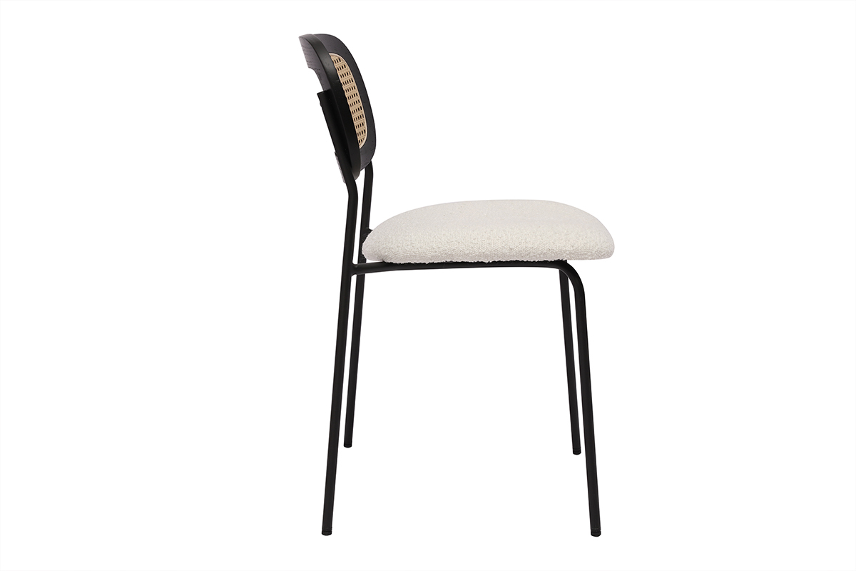 Chaise design vue de c�t�, assise laine boucl�e blanche, dossier rotin, pieds m�tal noir.
