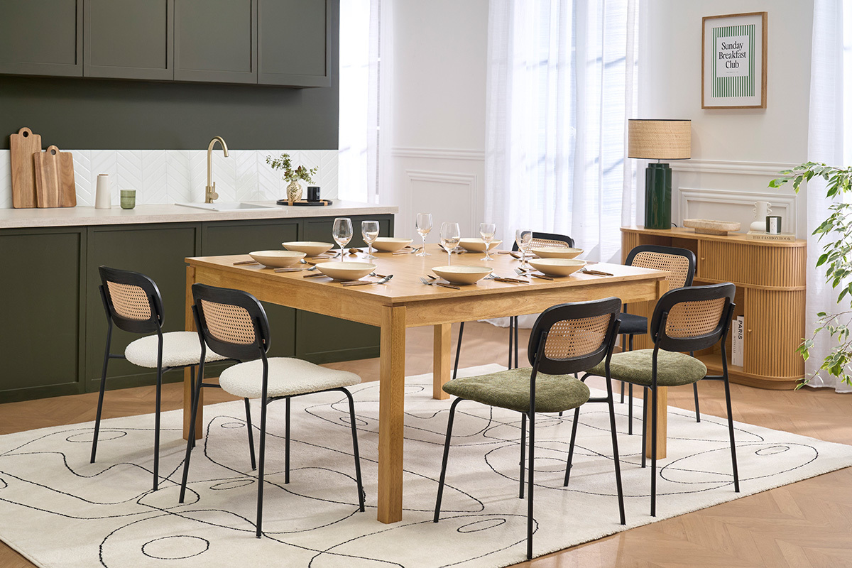 Chaises MIRANDA blanches autour d'une table en bois dans une salle � manger.