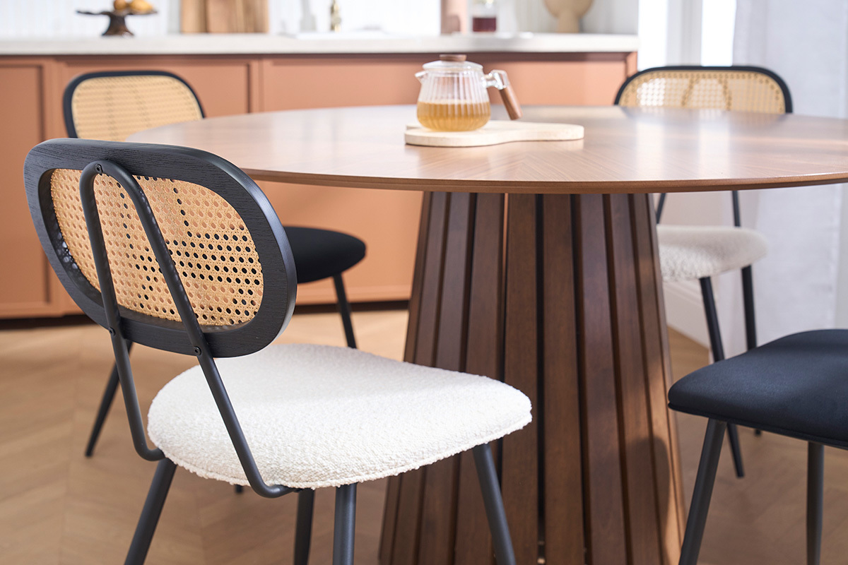 Chaises design SWANN en tissu boucl� blanc et cannage rotin autour d'une table en bois.