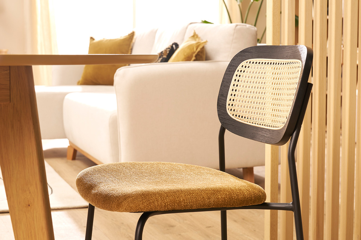 Chaise MIRANDA en tissu effet velours bronze avec dossier en cannage, vue de profil dans un int�rieur.