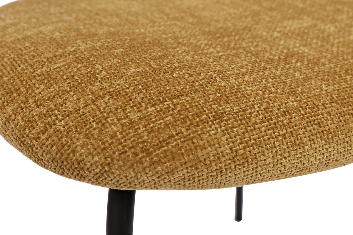 Gros plan sur l'assise en tissu effet velours textur� bronze de la chaise MIRANDA.
