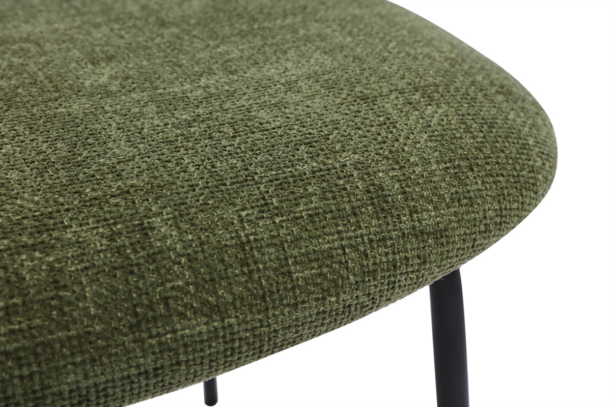 Gros plan sur assise de chaise vert kaki en tissu effet velours, pieds en m�tal noir visibles.