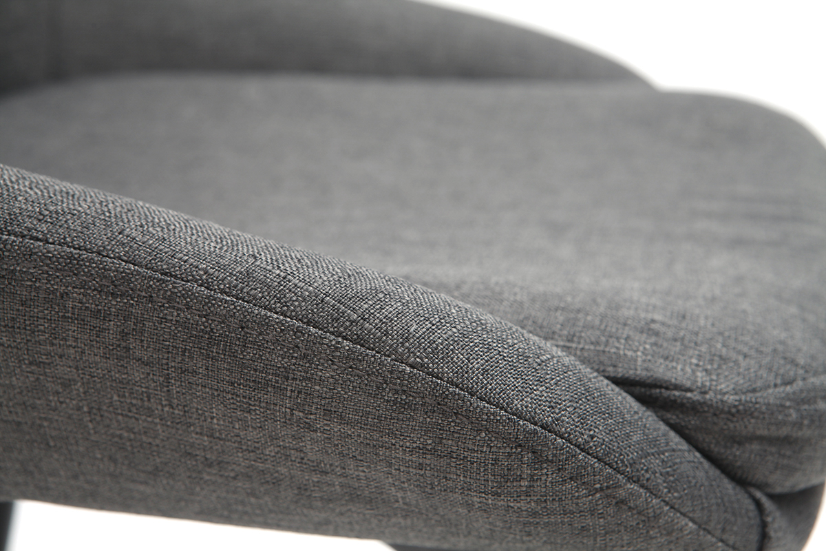 Gros plan sur le tissu gris d'une chaise design en tissu et m�tal noir.