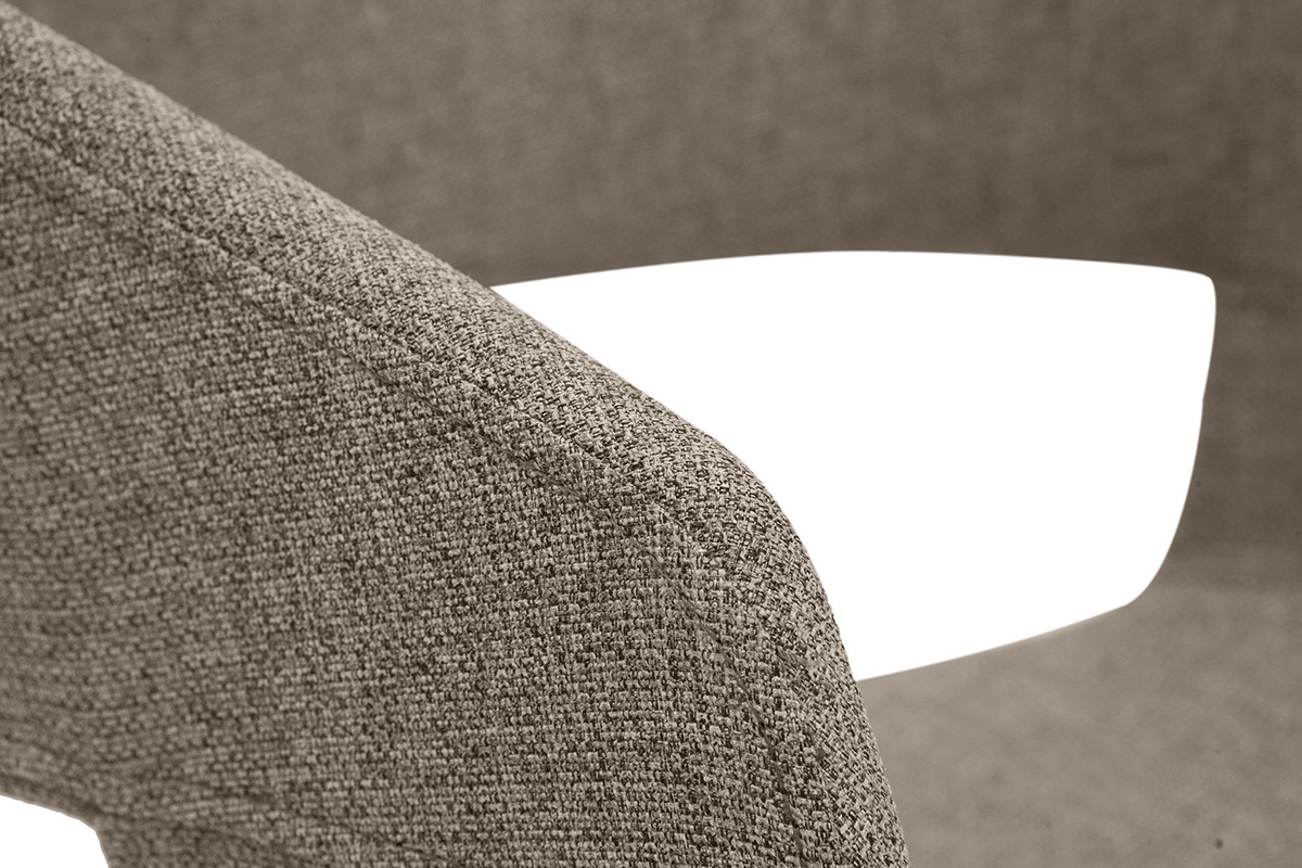 D�tail d'une chaise en tissu taupe avec accoudoir en gros plan.