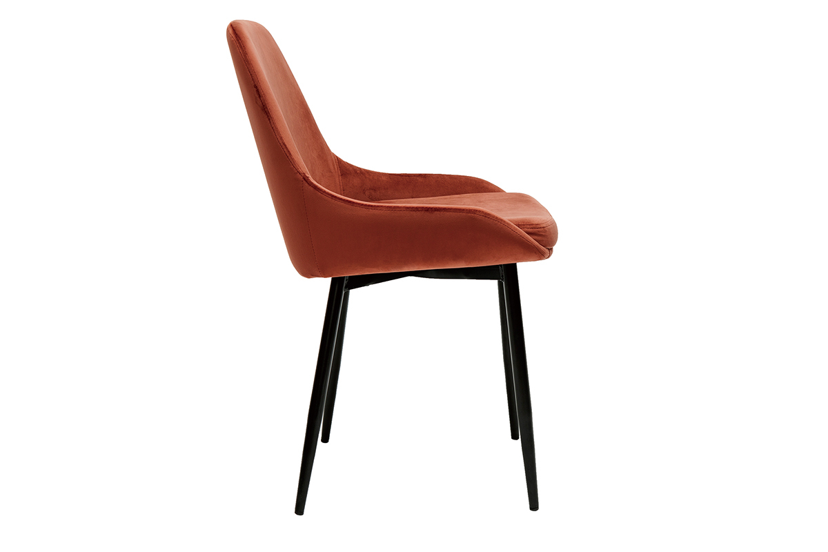 Chaise en velours rouge tomette avec pieds en m�tal noir vue de profil.