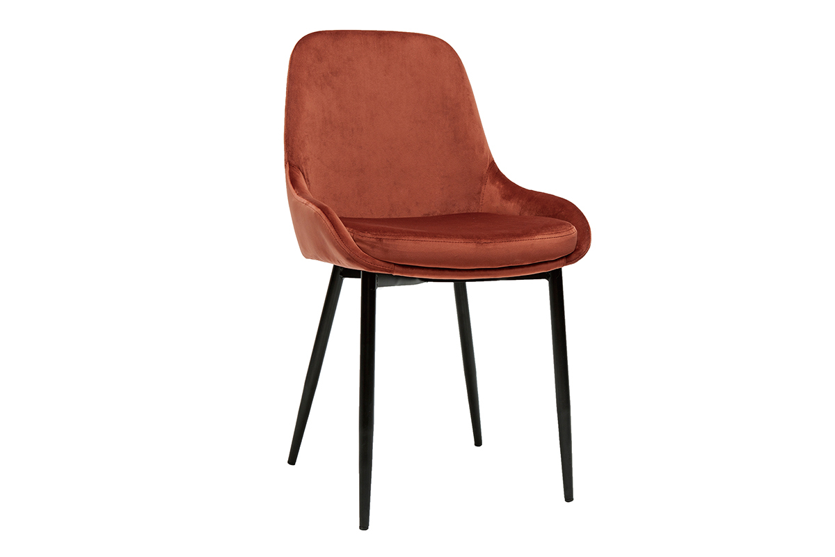 Chaise en velours rouge tomette avec pieds en m�tal noir, vue de 3/4.