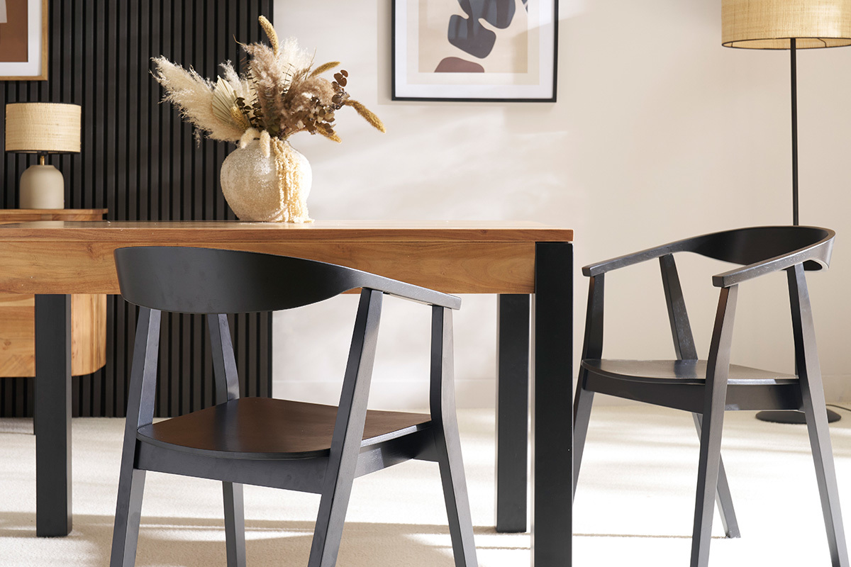 Deux chaises design noires en bois BAHIA autour d'une table en bois.