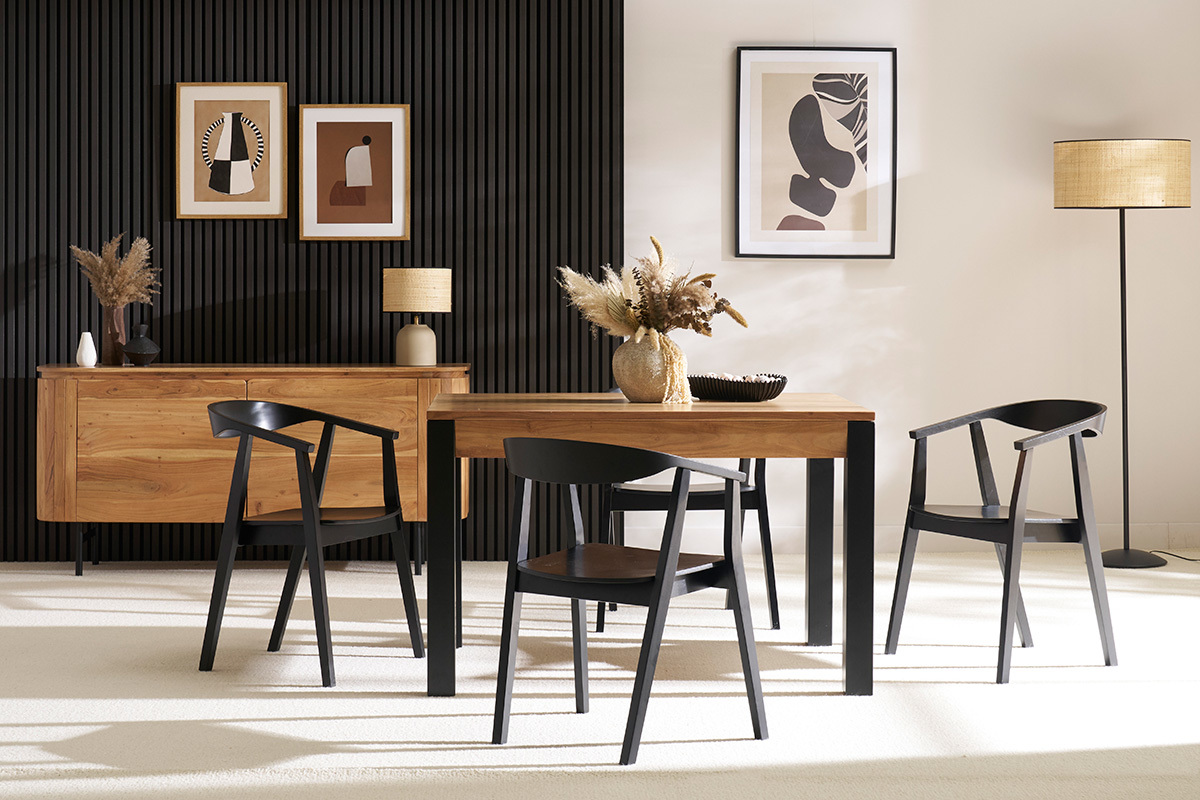 Salle � manger avec chaises design noires en bois BAHIA autour d'une table.