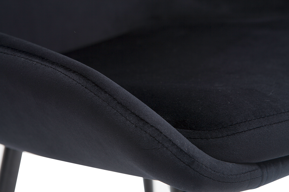 Gros plan d'une chaise en velours noir avec pieds en m�tal.