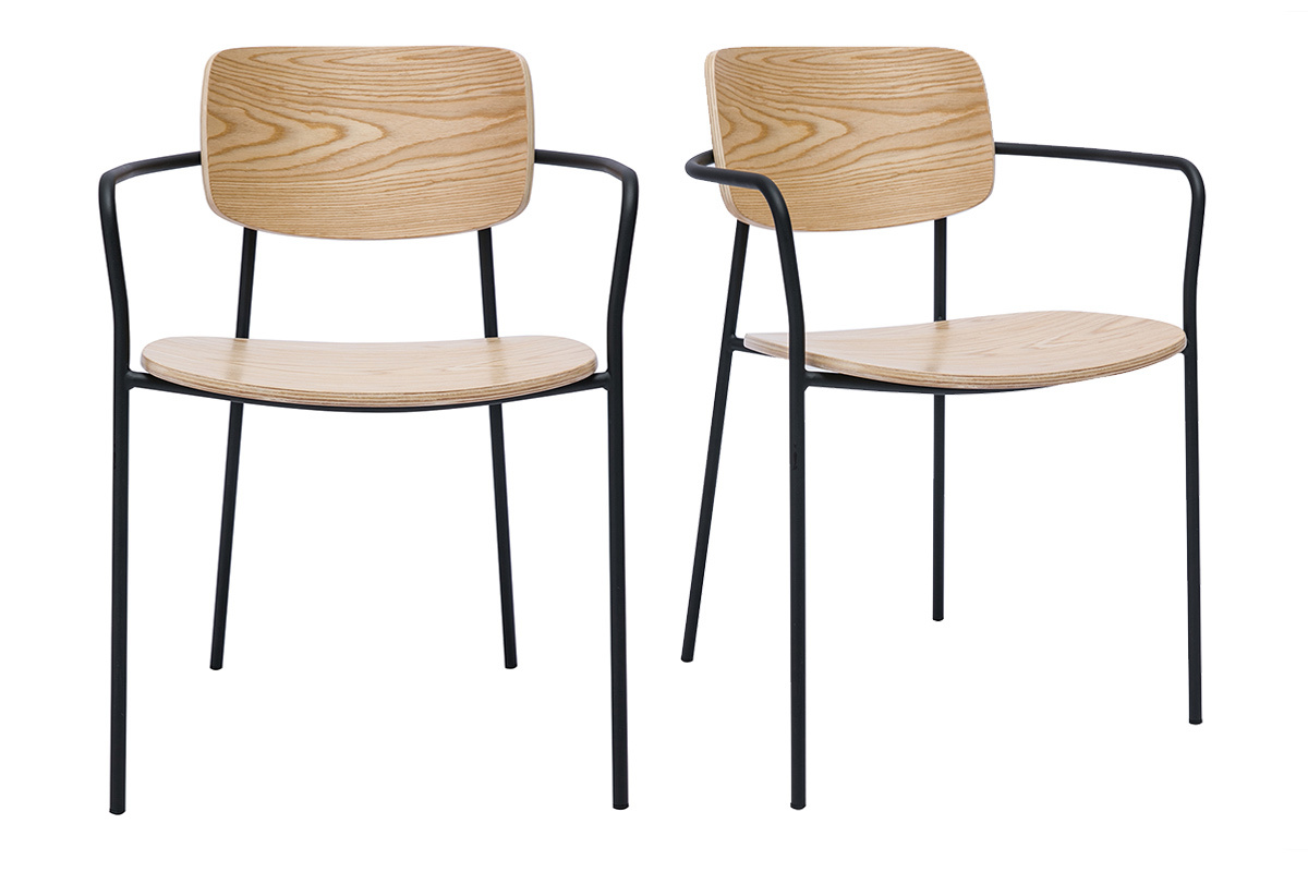 Deux chaises SUSAN en bois clair et m�tal noir, vue de face.