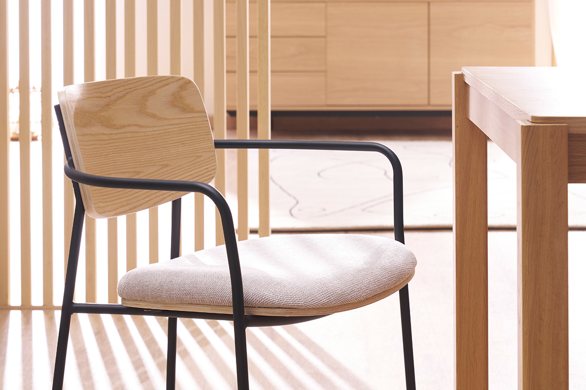 Chaises en bois clair ch�ne, tissu effet velours textur� beige et m�tal noir (lot de 2) SUSAN