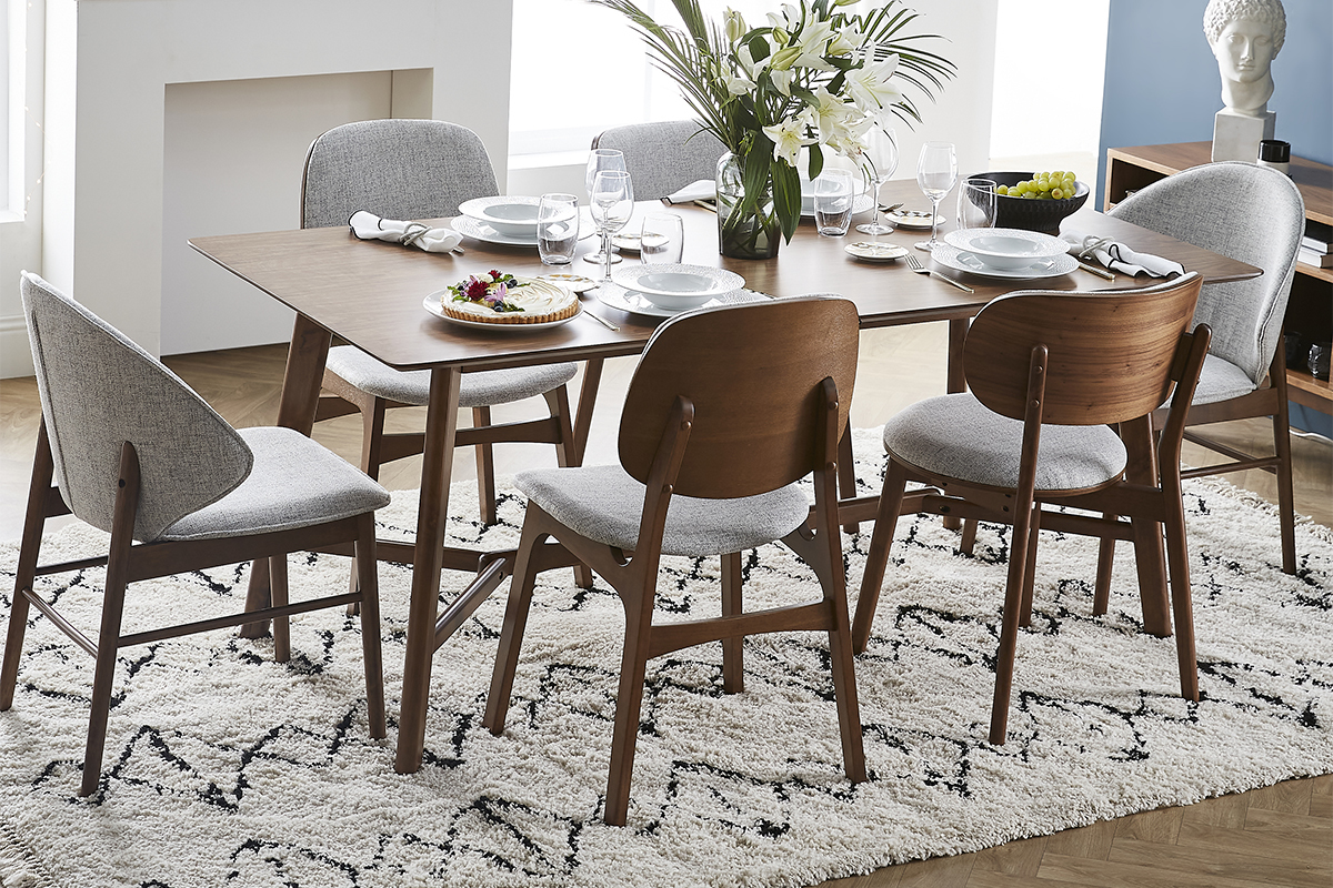 Chaises en bois clair fr�ne SOQUETTE autour d'une table, ambiance scandinave et r�tro.