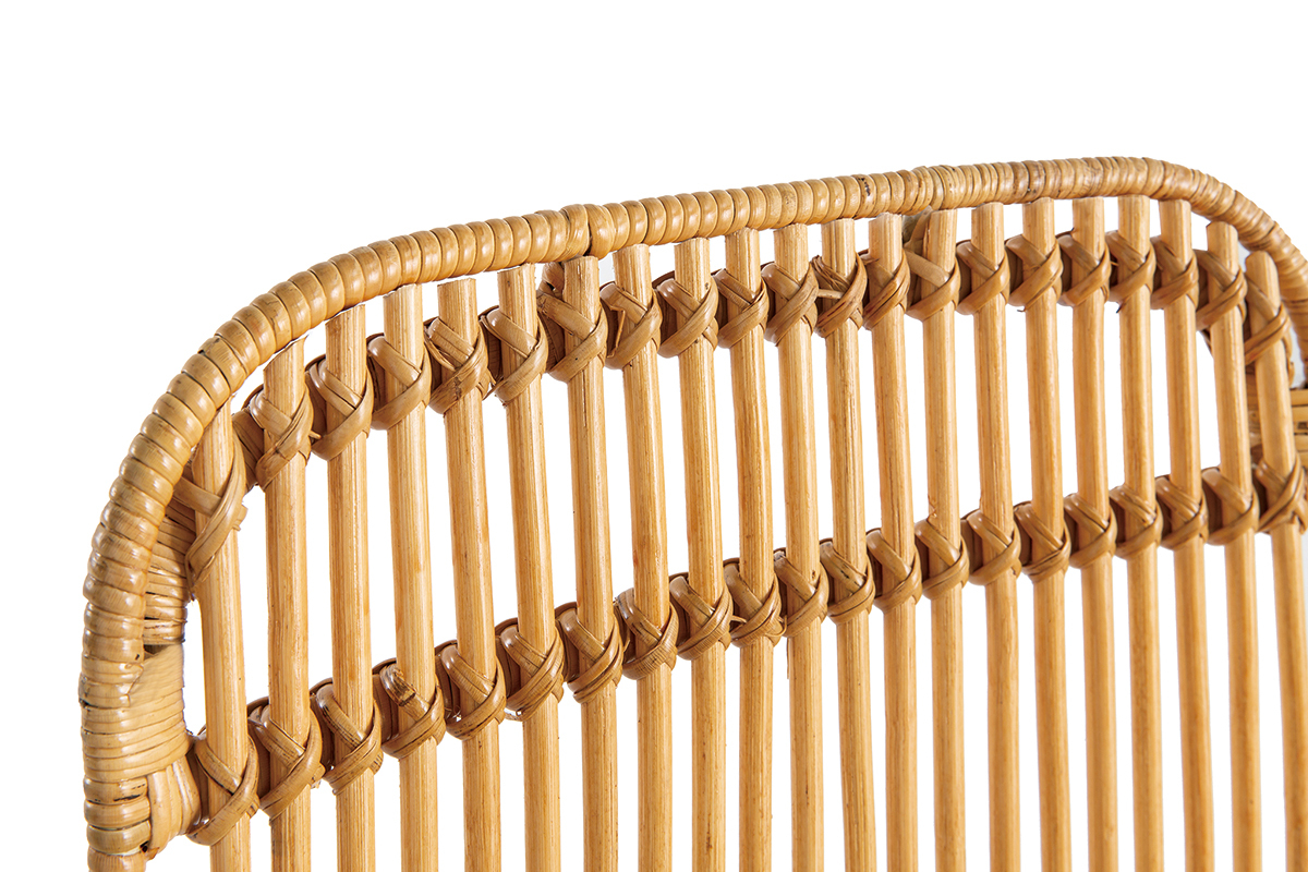 D�tail du dossier d'une chaise en rotin MALACCA avec courbes �l�gantes.