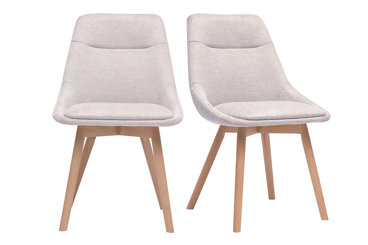 Deux chaises beige en tissu effet velours textur� avec pieds en bois clair, vue de face.