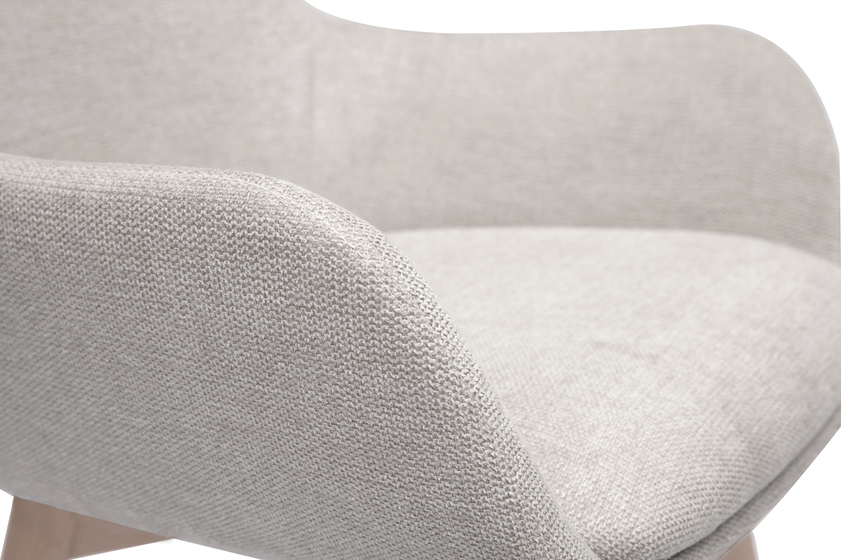 Zoom sur accoudoir et assise en tissu effet velours textur� beige de la chaise ALESS.
