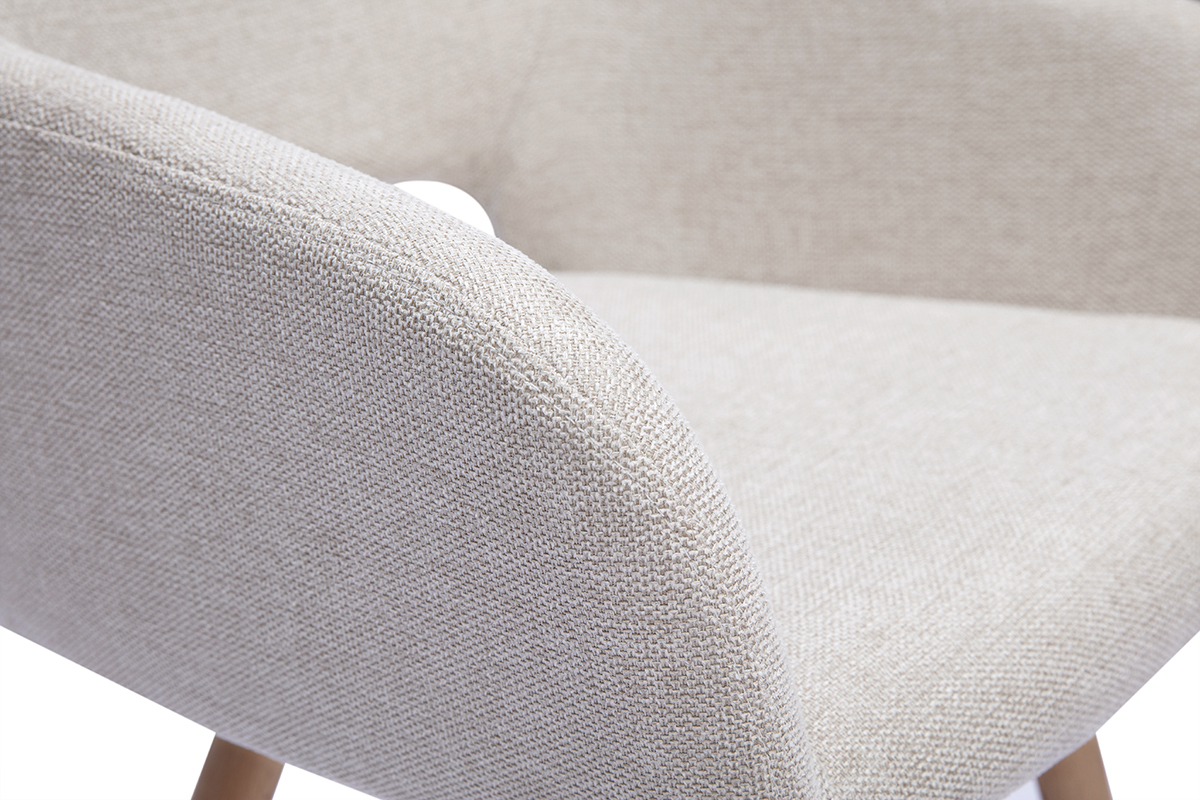 D�tail d'une chaise en tissu beige effet velours textur�, vue de pr�s avec accoudoirs.
