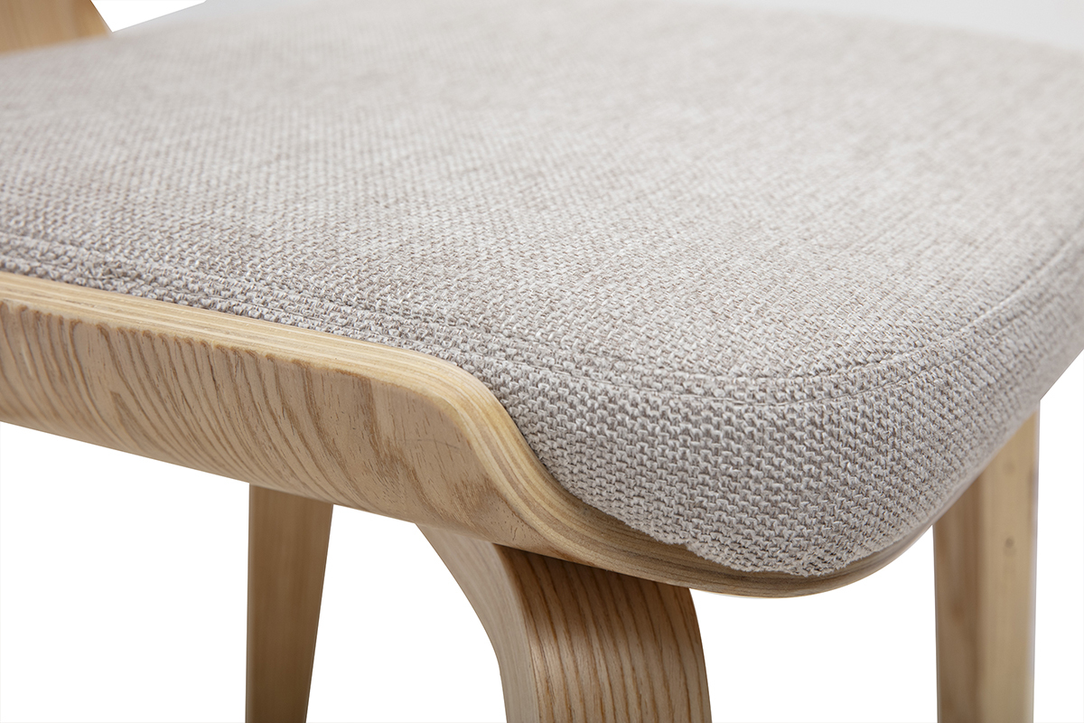 D�tail d'une chaise YELLE avec assise en tissu beige et structure en bois clair, vue de pr�s.