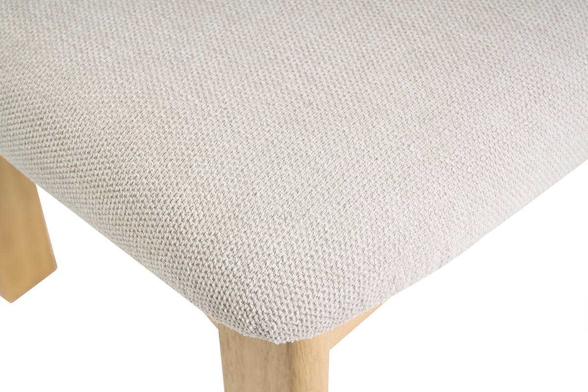 Vue en gros plan du tissu beige textur� et des pieds en bois clair fr�ne d'une chaise NORMI.