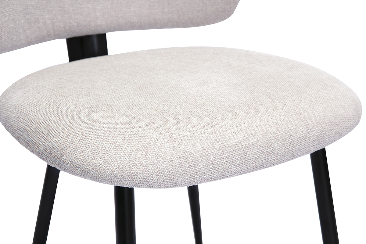 Gros plan sur chaise beige en tissu effet velours textur� et pieds en m�tal noir.