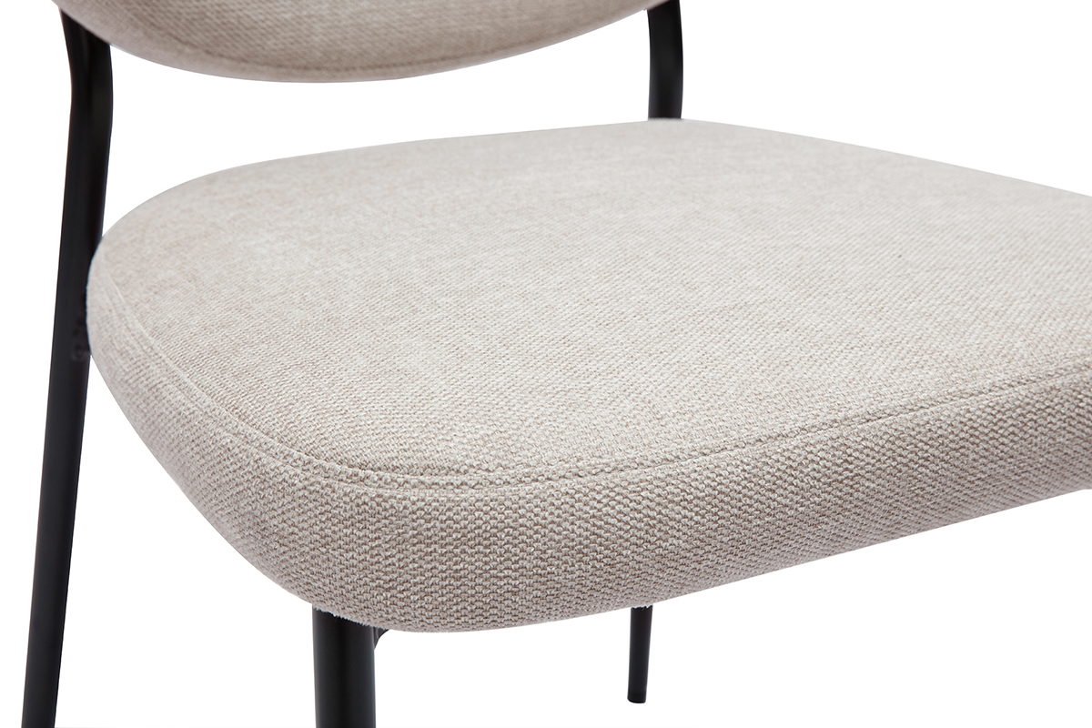Vue rapproch�e d'une chaise BREKA en tissu beige textur� et m�tal noir.