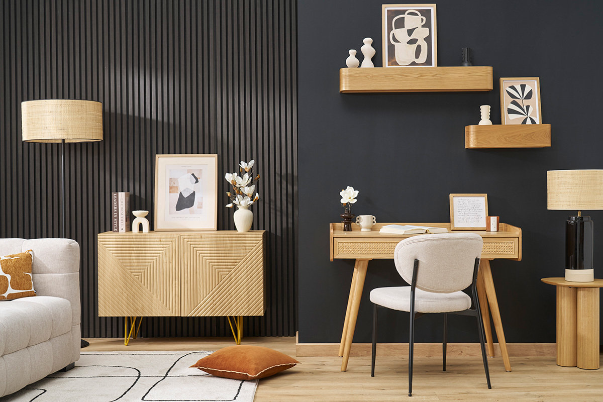 Chaises en tissu effet velours beige avec pi�tement en m�tal noir, dans un d�cor moderne.