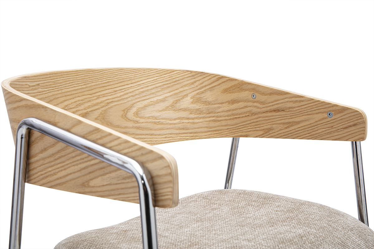 D�tail d'une chaise FANELY en tissu taupe avec dossier en bois clair et pieds chrom�s, vue de profil.