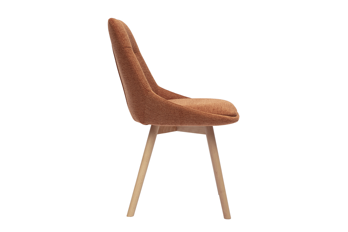 Chaise en tissu effet velours terre br�l�e, vue de profil, pieds en bois clair.