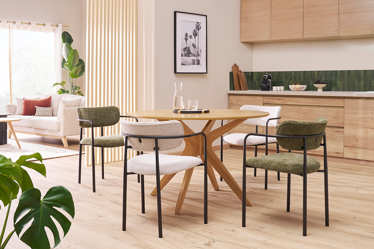 Chaises SWIFT en tissu vert kaki et m�tal noir autour d'une table en bois dans une salle moderne.