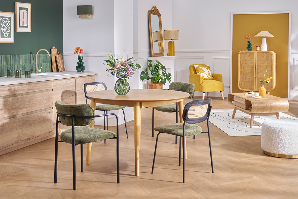 Chaises en tissu vert kaki avec cadre en m�tal noir autour d'une table en bois dans un salon moderne.