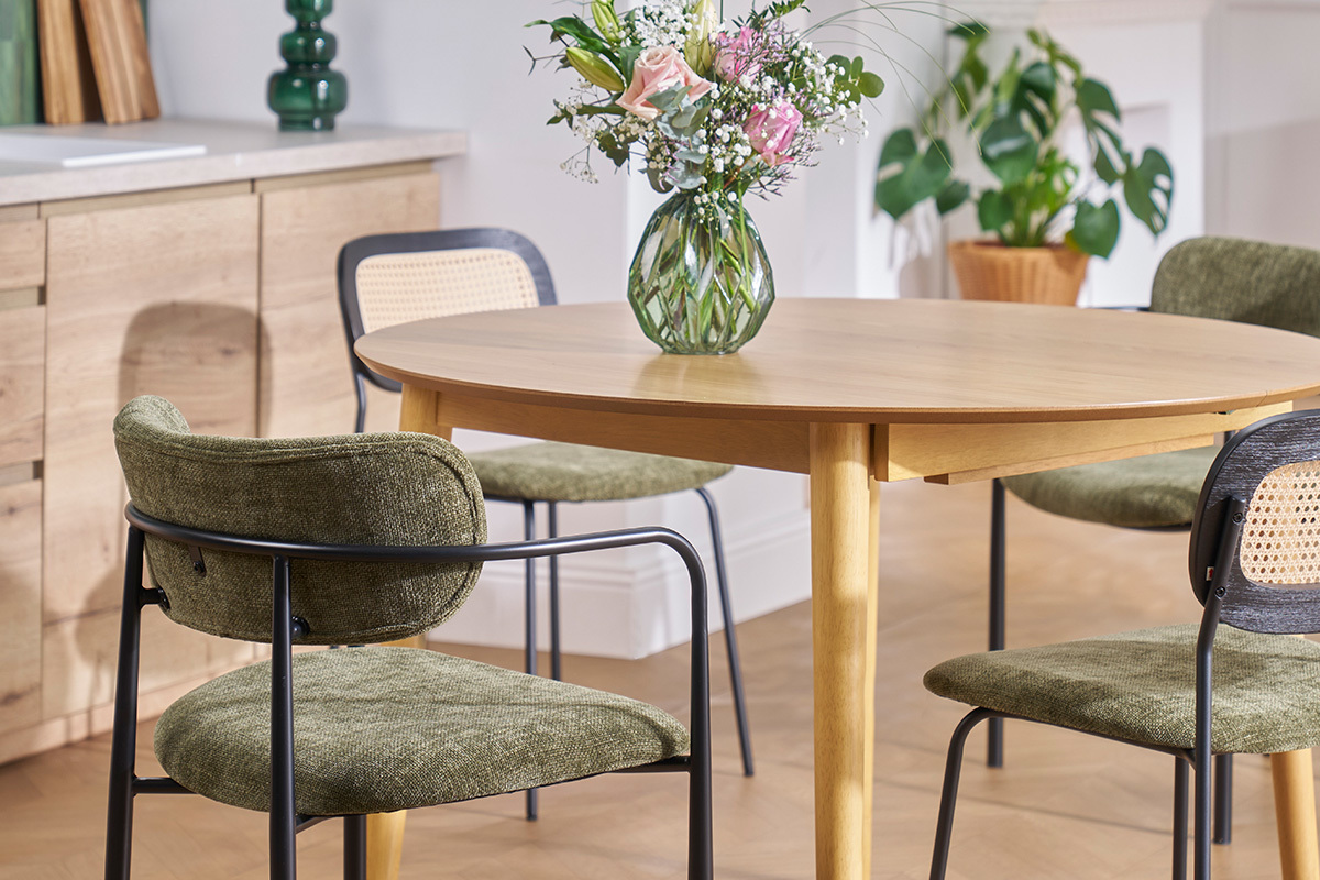 Chaises vert kaki en tissu effet velours, cadre en m�tal noir autour d'une table en bois.