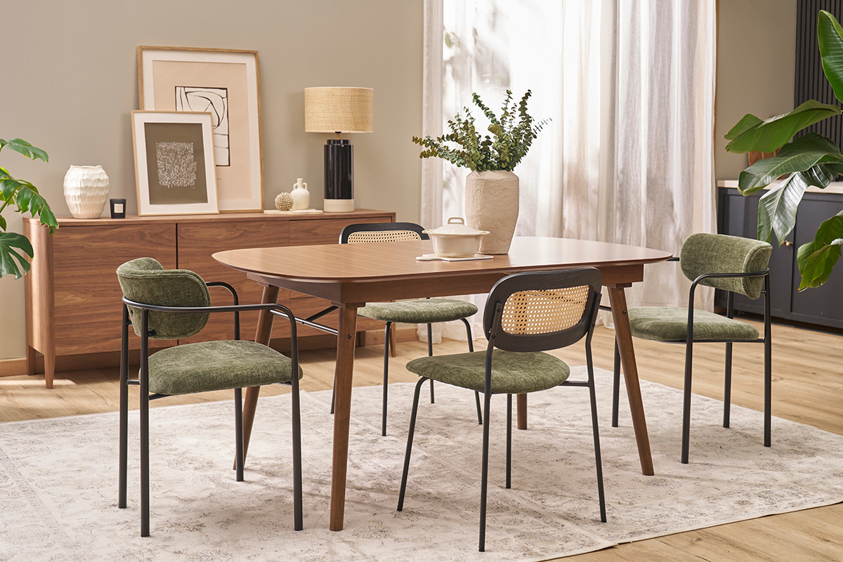 Chaises velours vert kaki et m�tal noir autour d'une table en bois.
