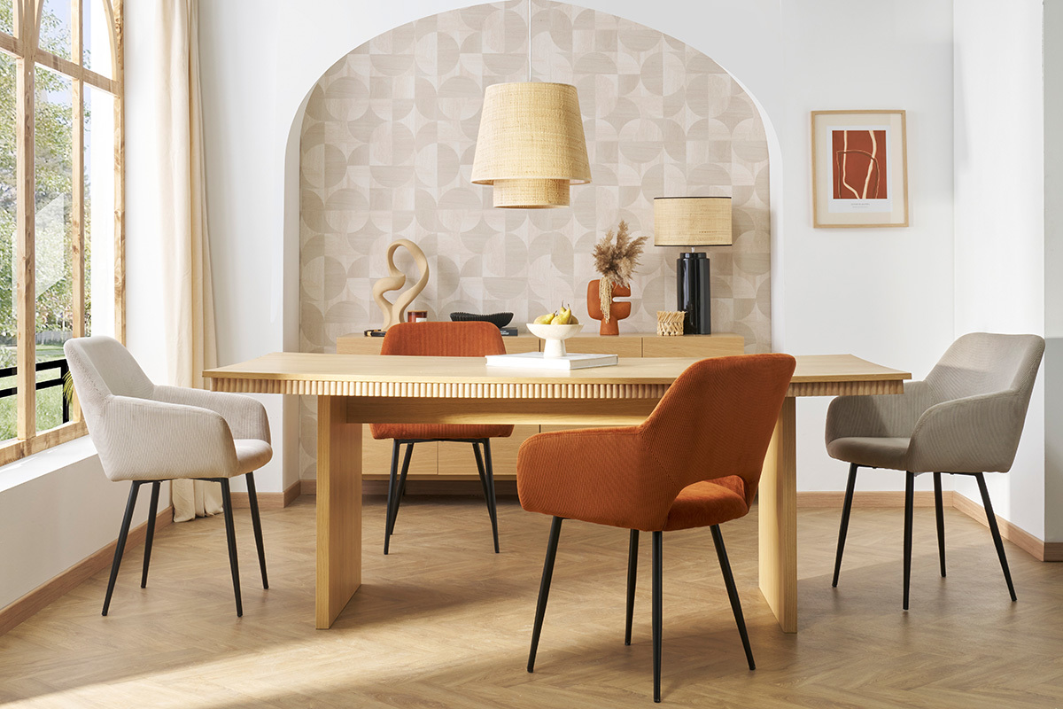 Chaises LAURETTE en velours c�tel� terre br�l�e, m�tal noir, autour d'une table en bois.