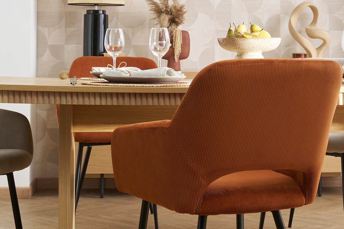 Chaises en velours c�tel� terre br�l�e autour d'une table en bois.