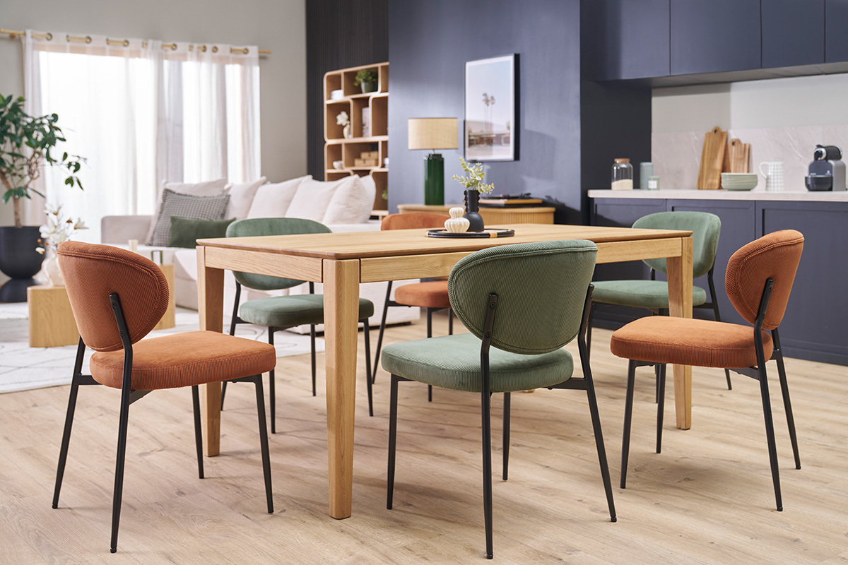 Chaises BREKA en tissu vert kaki et m�tal noir autour d'une table en bois, int�rieur moderne.