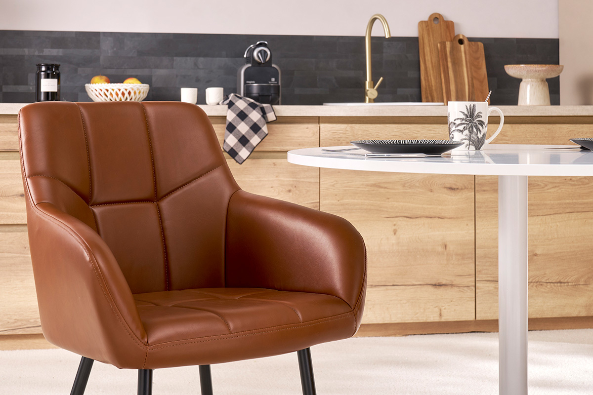 Chaise matelass�e marron MONTERO en face d'une table ronde blanche.