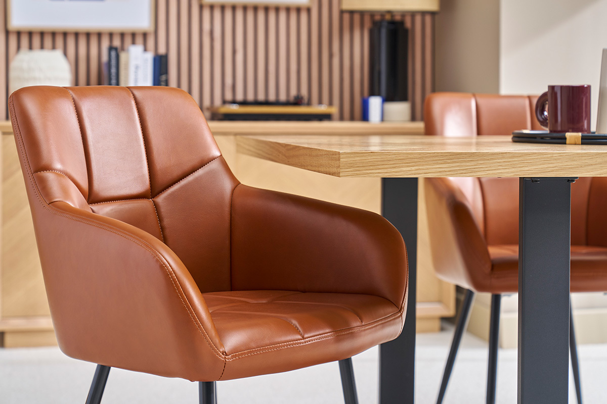Chaises matelass�es marron et m�tal noir autour d'une table en bois.