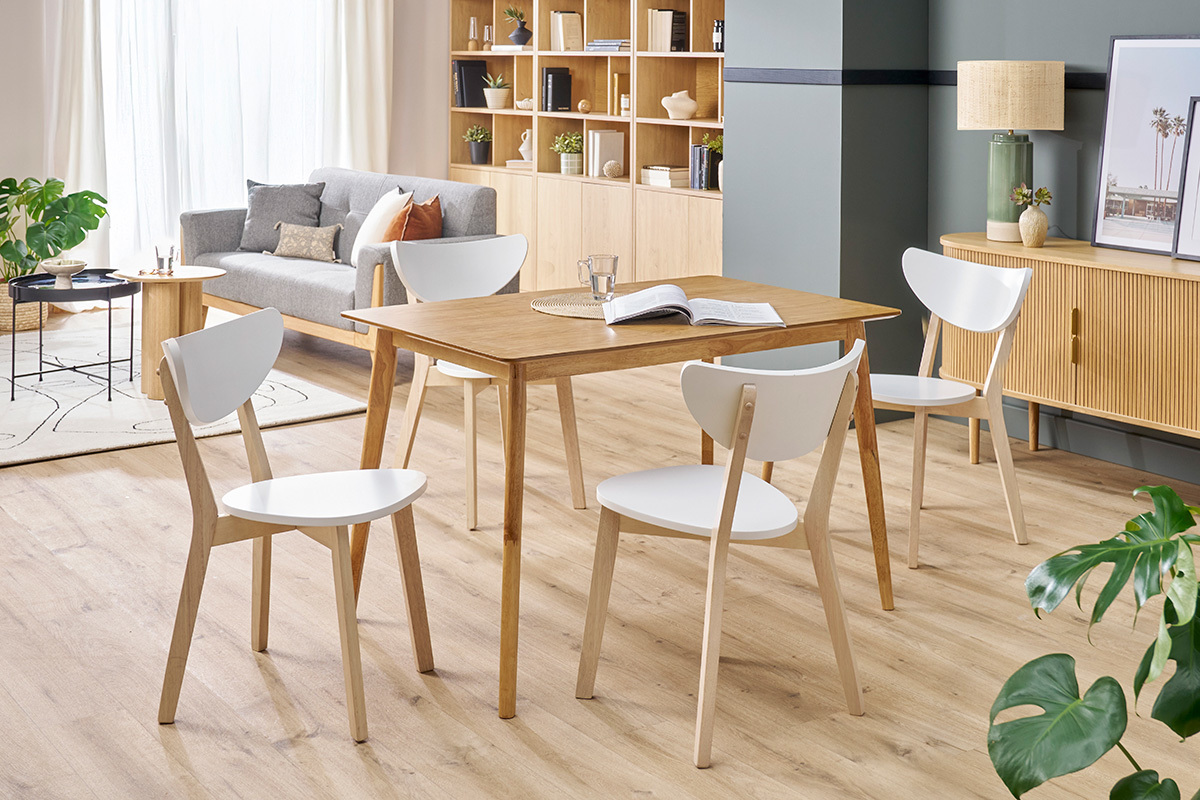 Chaises scandinaves blanches et bois clair, en lot de 2, autour d'une table en bois dans une salle � manger moderne.
