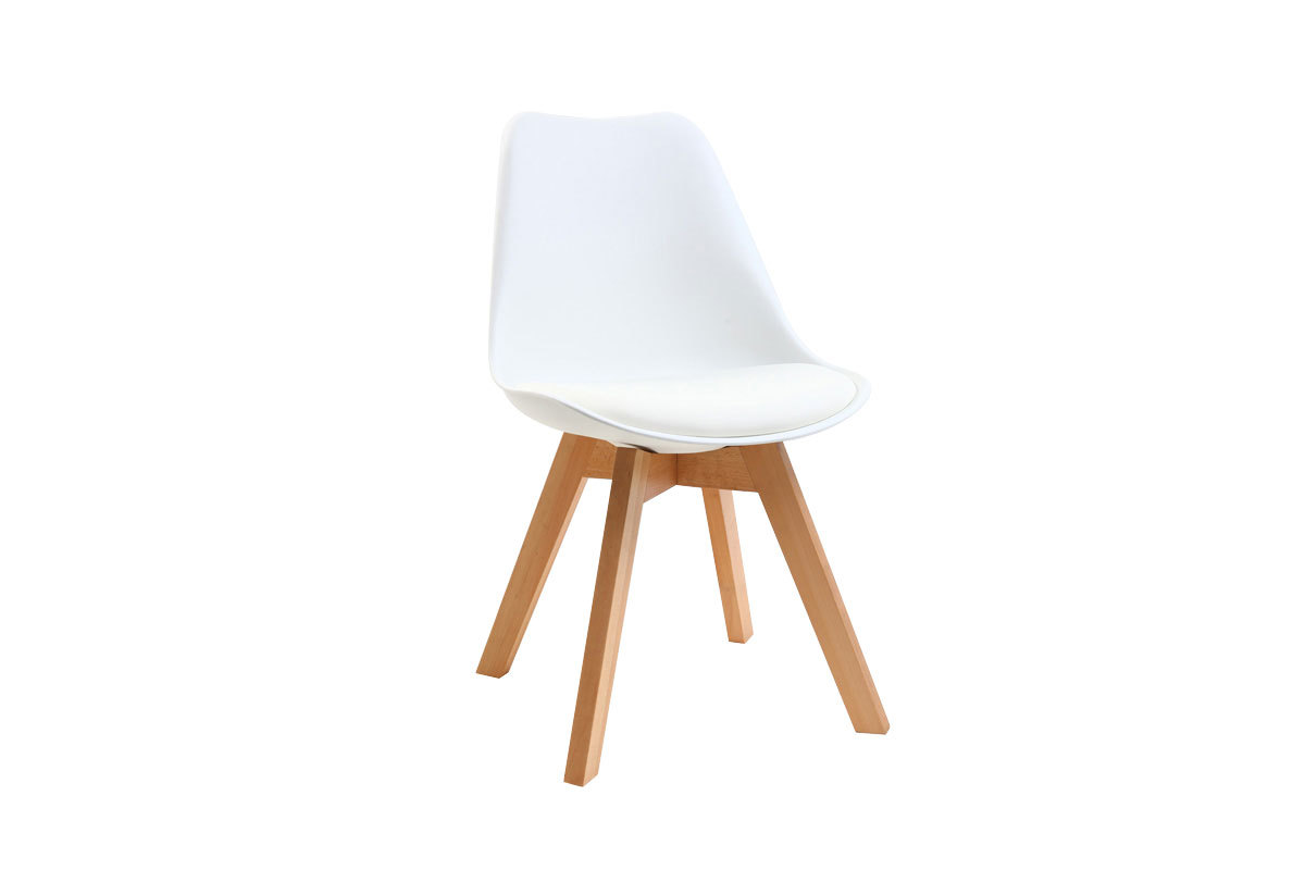 Chaise scandinave blanche avec pieds en bois clair, vue de 3/4.