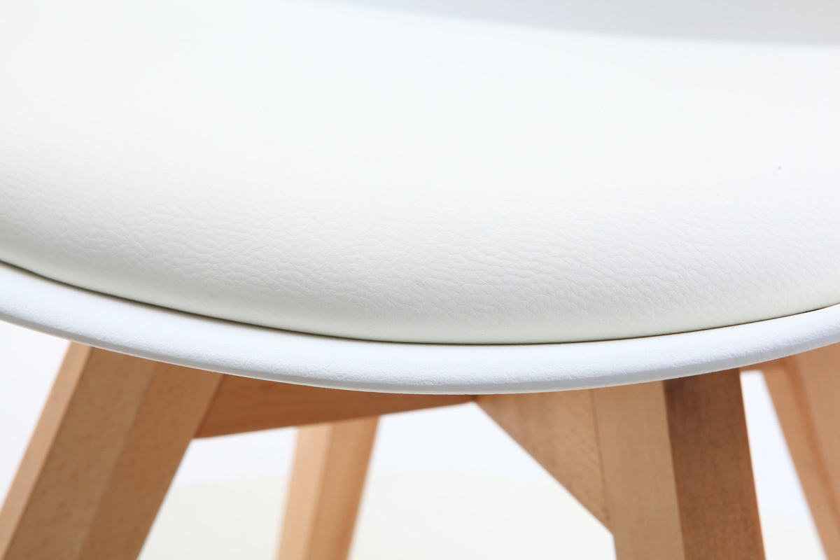 Zoom sur l'assise rembourr�e blanche et pieds en bois clair de la chaise Scandinave PAULINE.