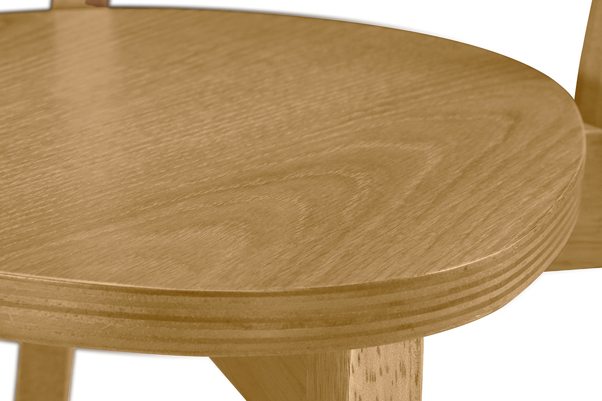 Vue rapproch�e du plateau d'une chaise scandinave en bois clair.