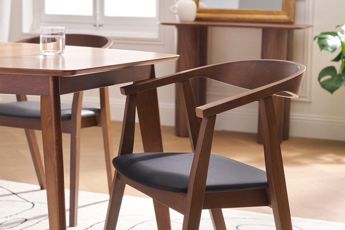 Chaises BAHIA en bois fonc� avec accoudoirs et assise noire, vue de c�t� dans une salle � manger.