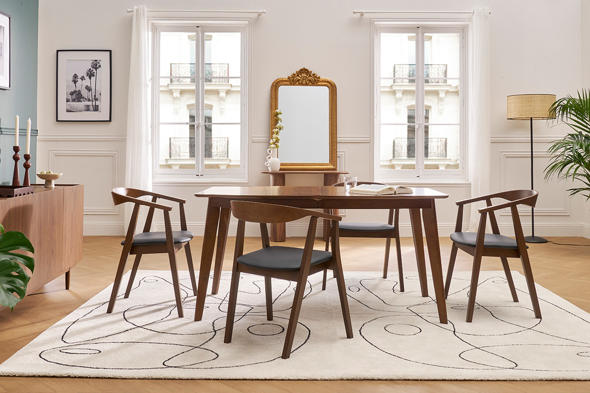 Chaises scandinaves BAHIA en bois fonc� autour d'une table dans un salon lumineux.