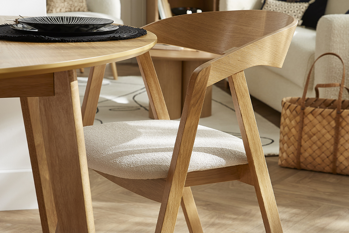 Chaises scandinaves empilables en bois clair ch�ne et tissu effet laine boucl�e blanc cass� (lot de 2) LOVA