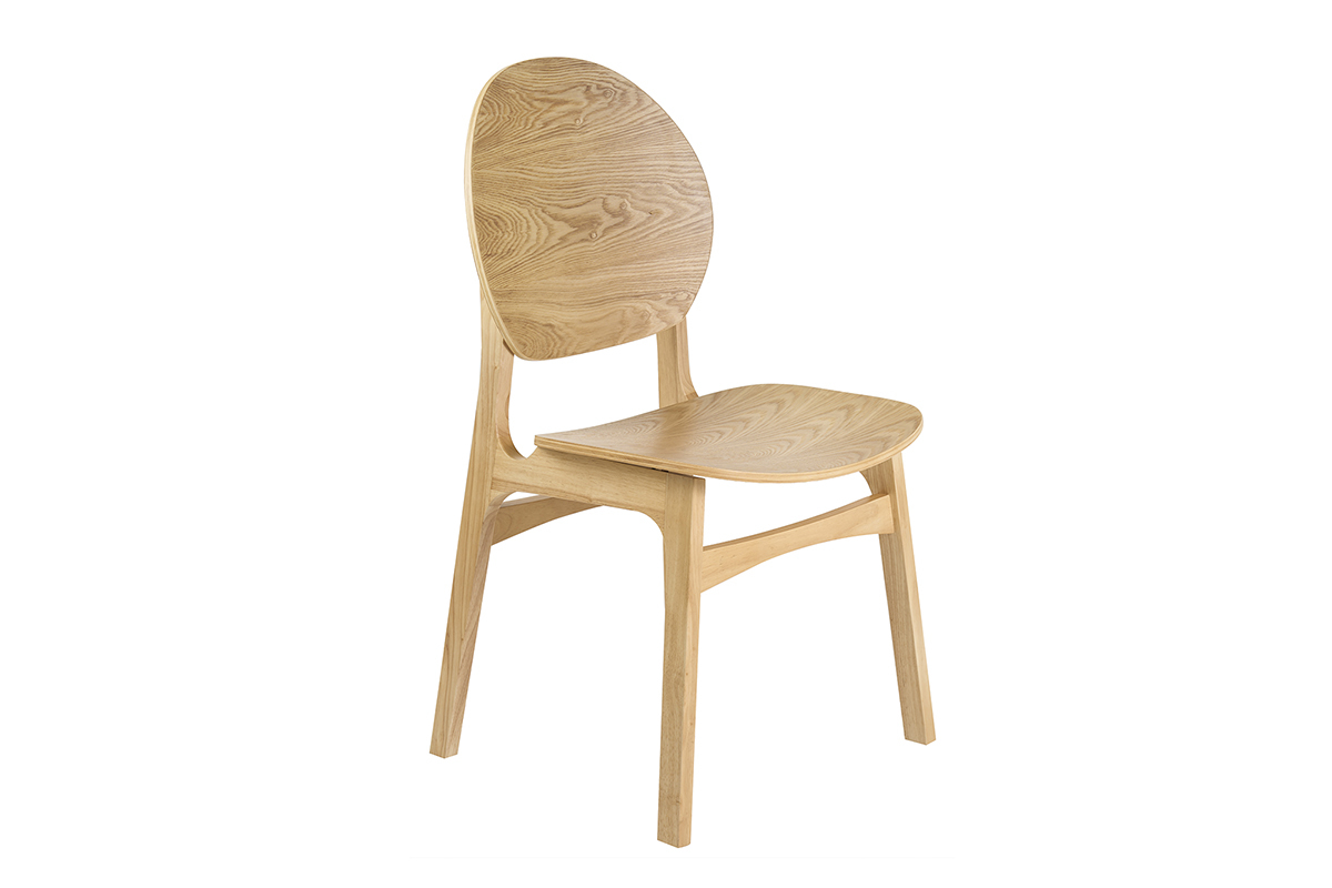 Chaise scandinave en bois clair, vue de 3/4, design original et dossier incurv�.