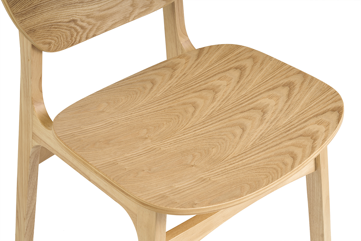 D�tail d'une chaise scandinave ELTON en bois clair, vue de dessus, avec si�ge en bois de ch�ne.