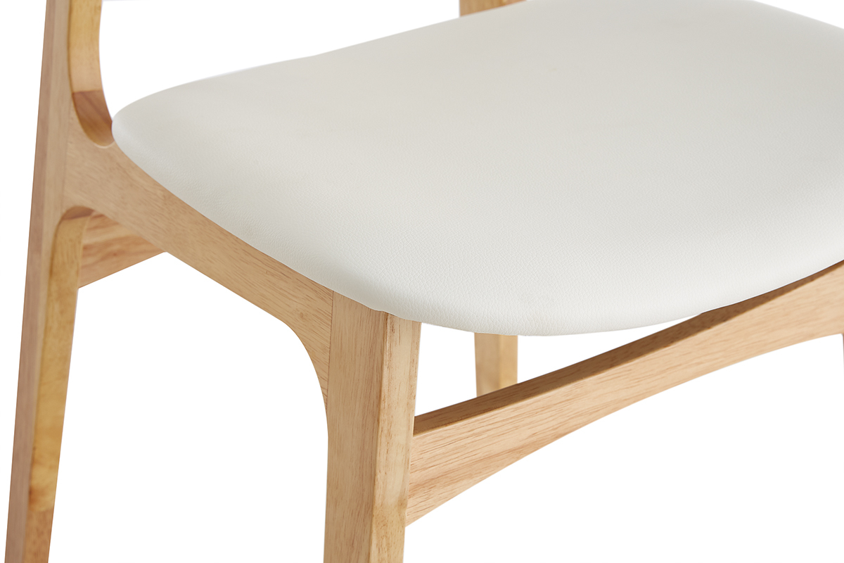 Zoom sur l'assise d'une chaise scandinave en bois clair avec rev�tement blanc.