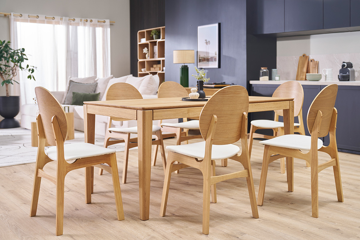 Chaises scandinaves en bois clair et blanc autour d'une table, dans une salle � manger moderne.