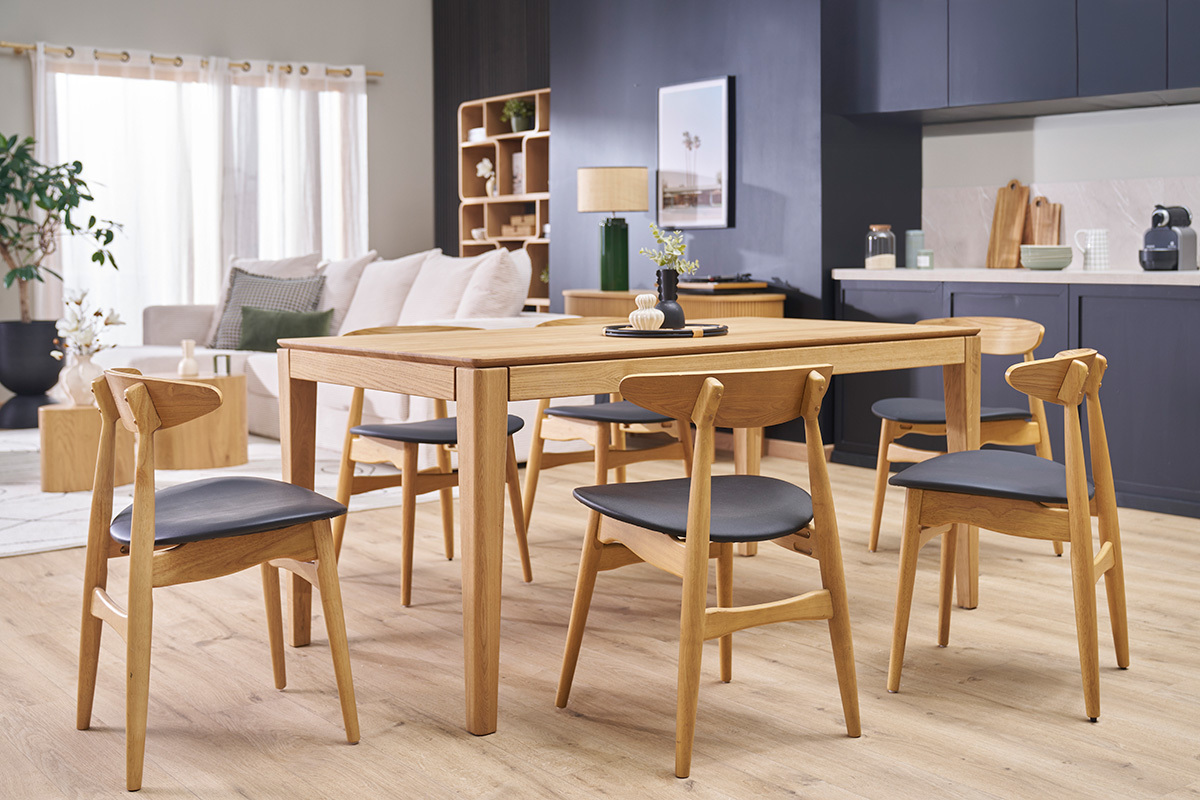 Chaises scandinaves WALFORD en bois clair et noir autour d'une table, dans une salle � manger lumineuse.