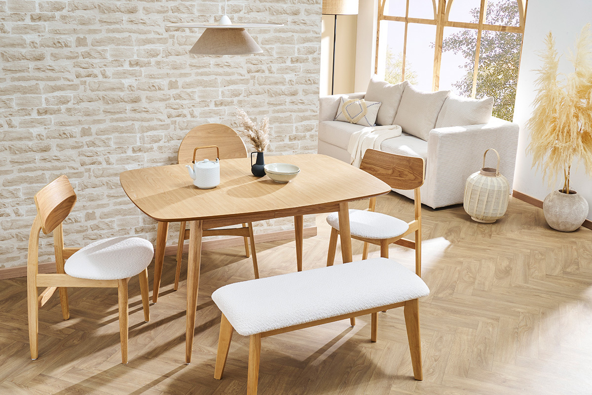 Chaises scandinaves ELION en bois clair et tissu boucl�e blanc, vue d'ensemble avec table en bois.